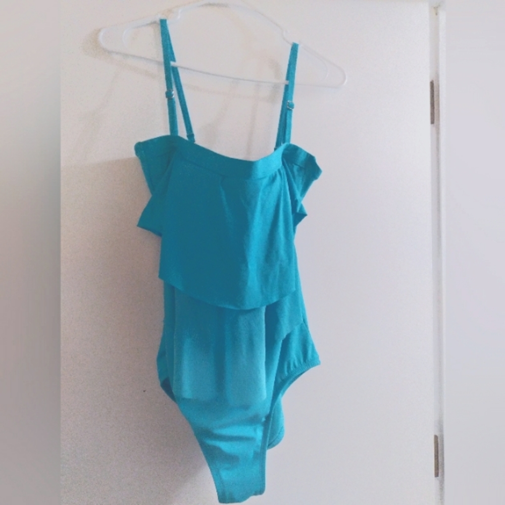 Jantzen one piece swimsuit-adjustable and can be removed straps. Turquoise Blue